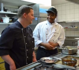 Amadou Keita mit Ausbilder Matthias Köchig
